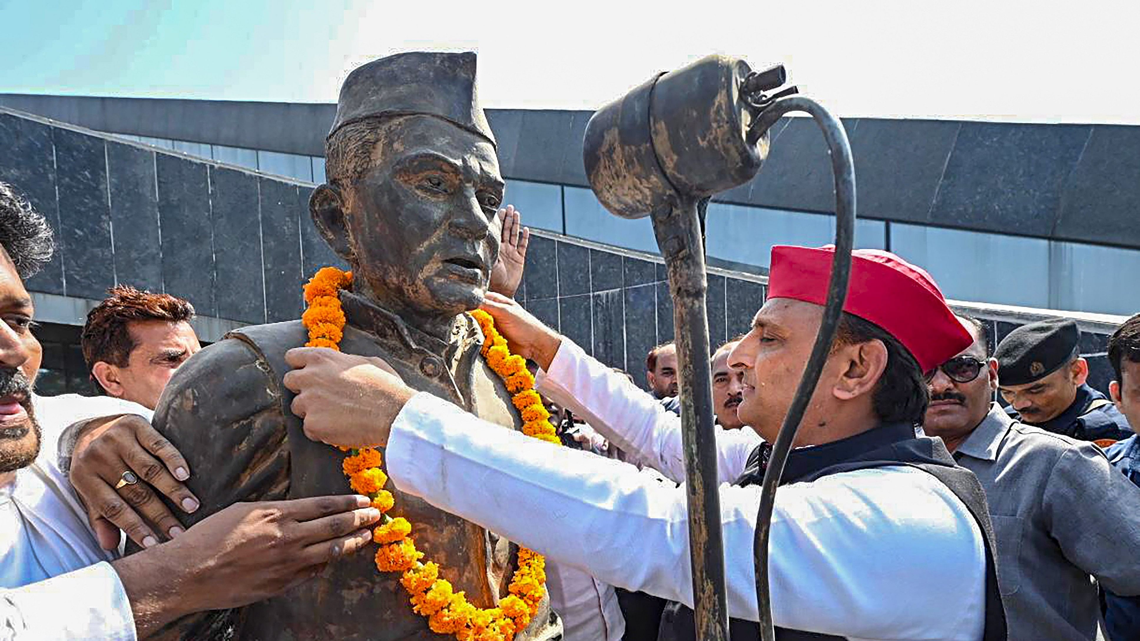 <div class="paragraphs"><p> Lucknow: Samajwadi Party president Akhilesh Yadav garlands the statue of Loknayak Jaiprakash Narayan on his birth anniversary, at JPNIC in Lucknow, Wednesday, Oct. 11, 2023.</p></div>