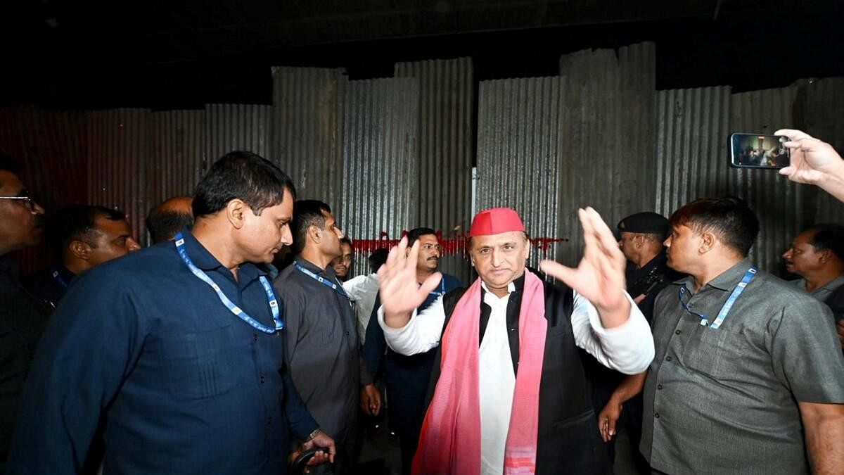 <div class="paragraphs"><p>Samajwadi Party President Akhilesh Yadav arrives at the gate of Jaiprakash Narayan International Center (JPNIC) as it is being allegedly covered by the state government, in Gomti Nagar area of Lucknow.</p></div>