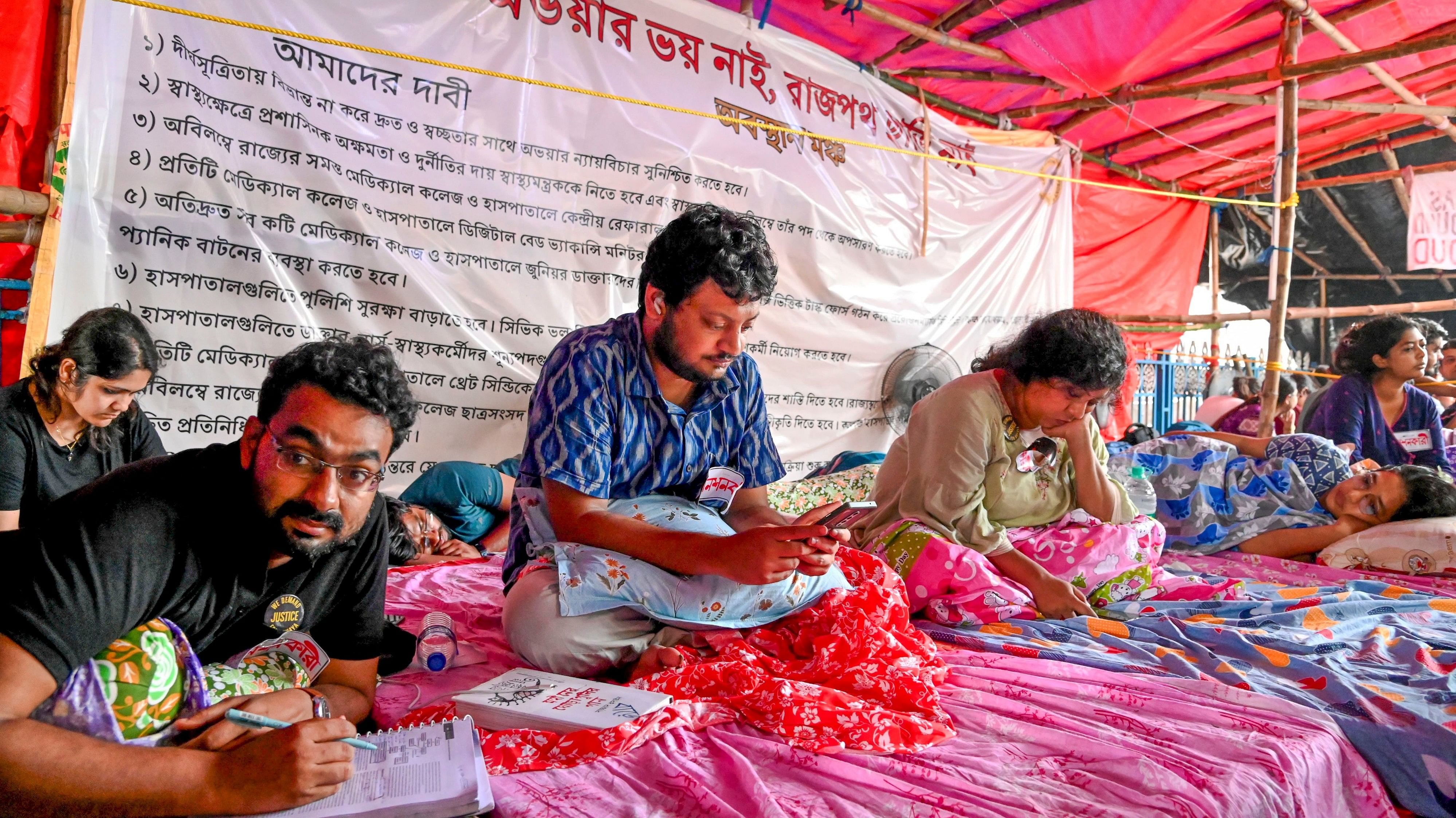 <div class="paragraphs"><p>Junior doctors sit on fast to protest over the alleged rape and murder of a trainee doctor at the R G Kar Medical College and Hospital, in Kolkata.</p></div>