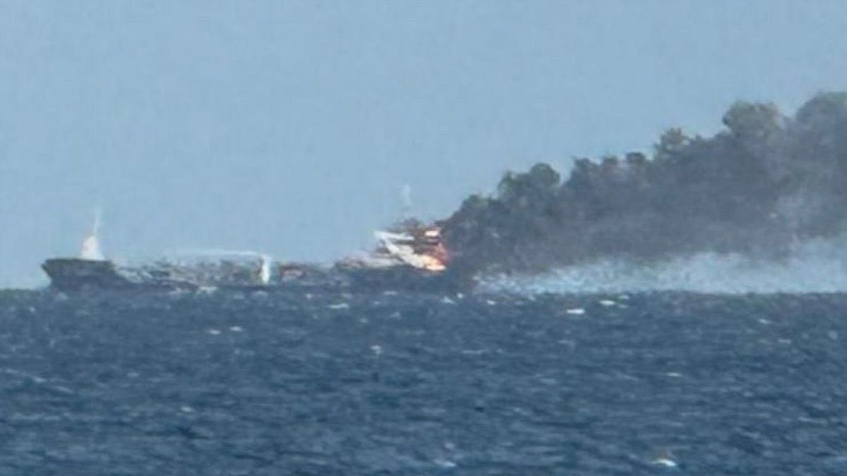 <div class="paragraphs"><p>Image showing the oil tanker on fire.</p></div>