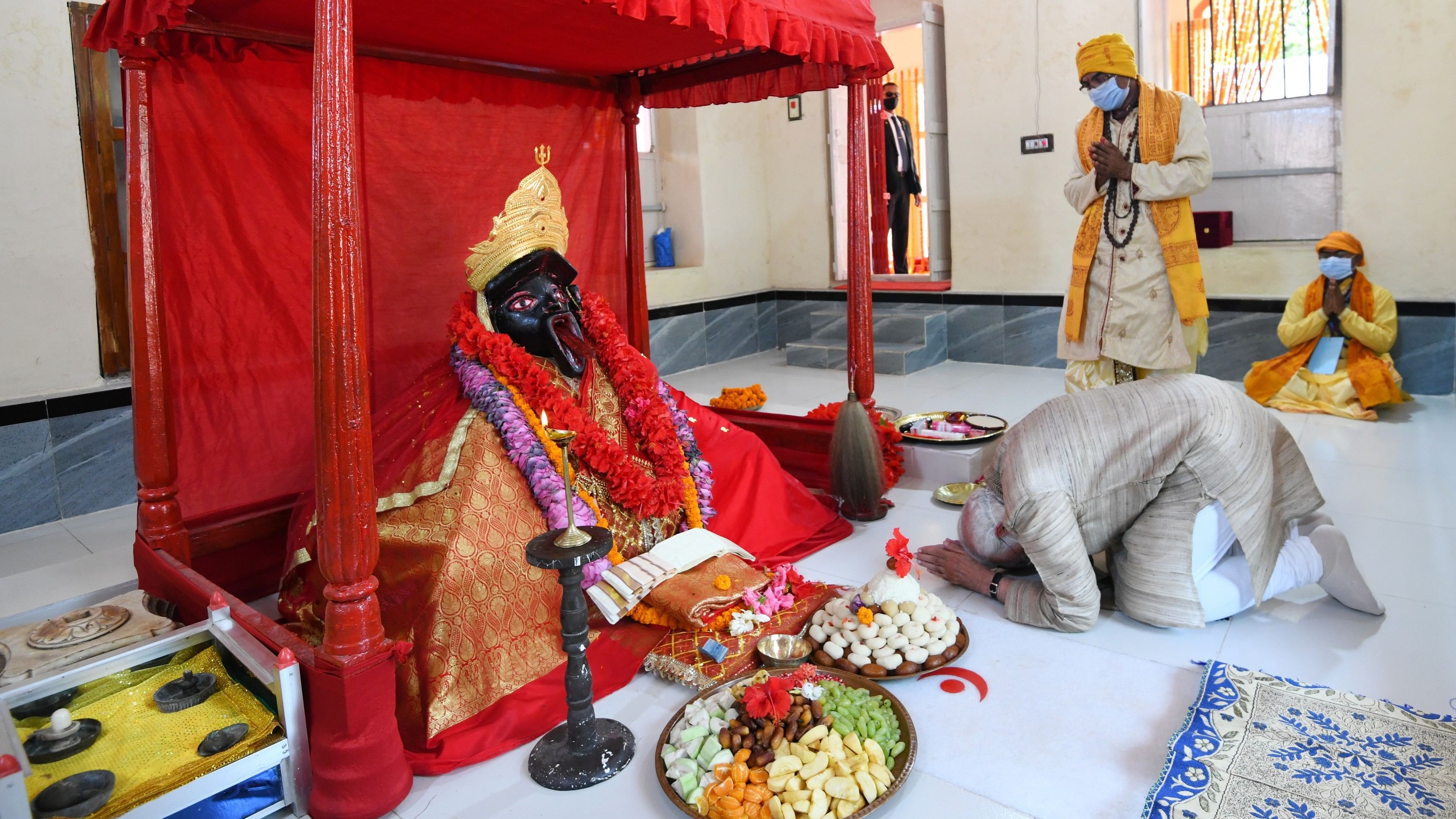 <div class="paragraphs"><p>Prime Minister Modi pays obeisance to goddess Kali at the&nbsp;Jeshoreshwari temple in Bangladesh, March 27, 2021.</p></div>