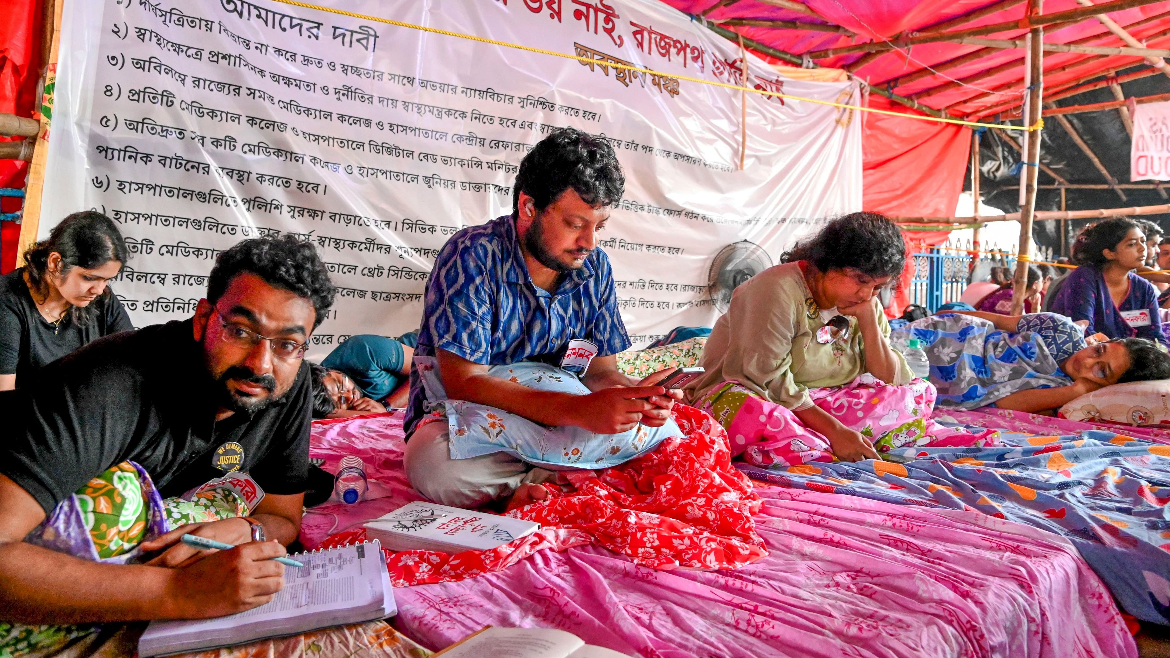 <div class="paragraphs"><p> Junior doctors sit on fast to protest over the alleged rape and murder of a trainee doctor at the RG Kar Medical College and Hospital, in Kolkata.</p></div>