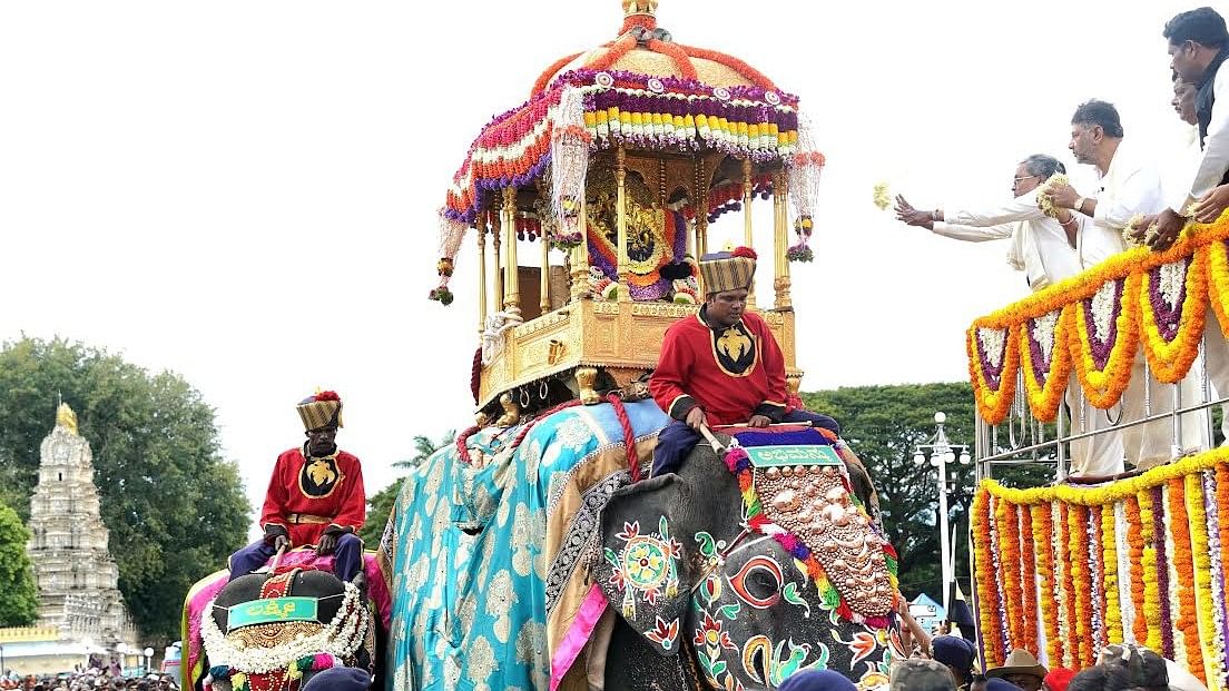 <div class="paragraphs"><p>CM Siddaramaiah and Deputy CM D K Shivakumar offer floral tributes to the idol of Sri Chamundeshwari Devi.</p></div>