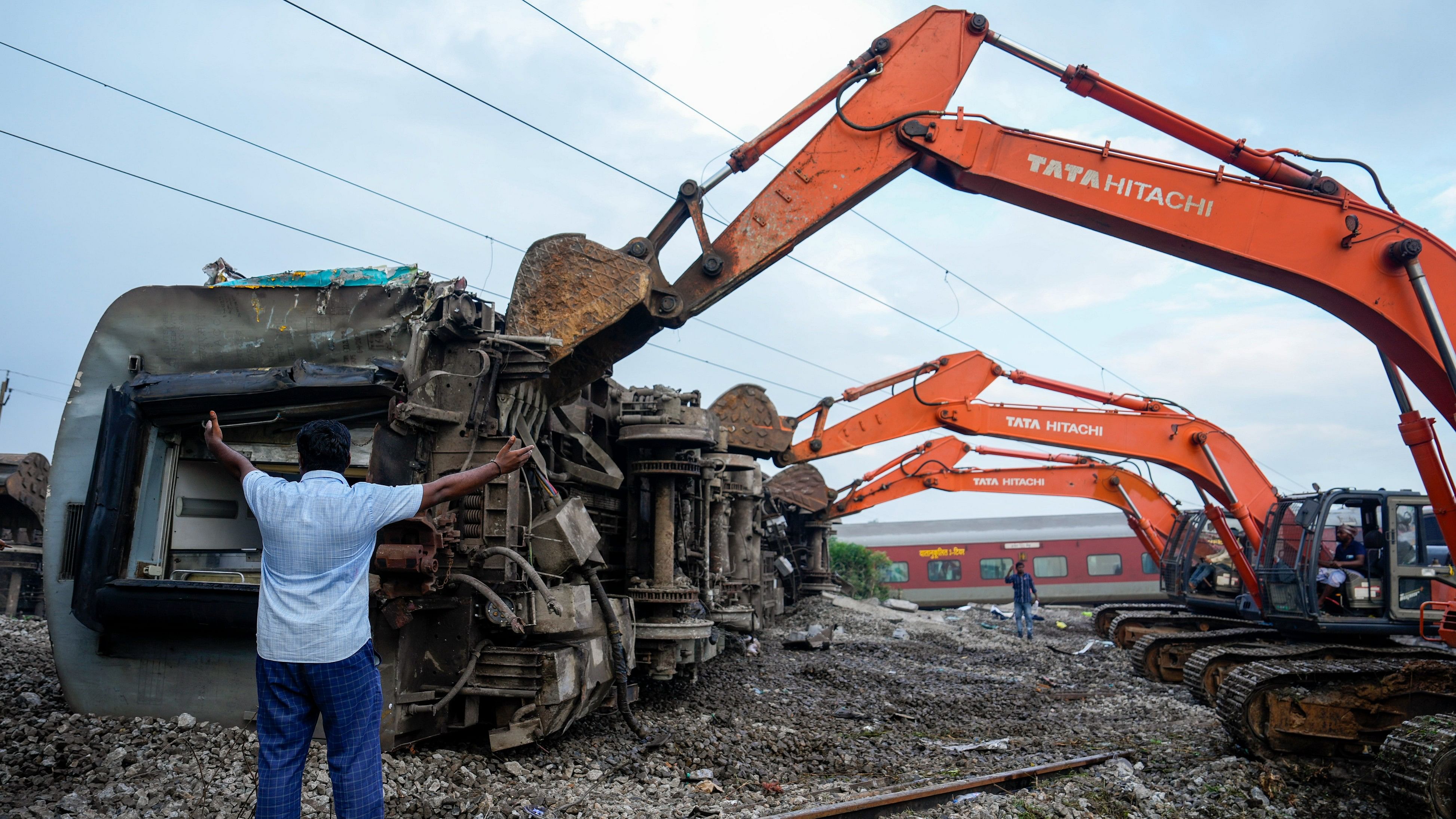 <div class="paragraphs"><p>Restoration work underway after Mysuru-Darbhanga Bagmati Express train rammed into a stationary goods train on Friday, at Kavaraipettai near Chennai, Saturday.</p></div>