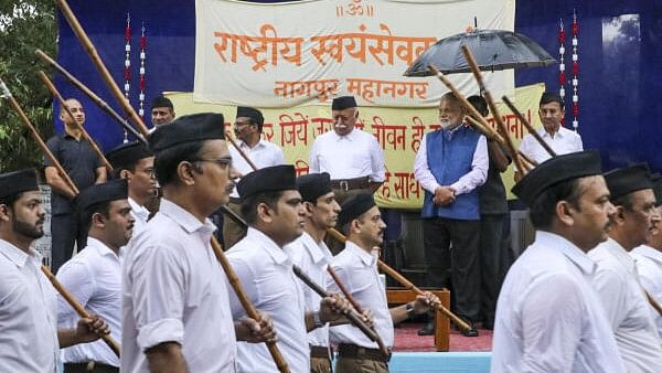 <div class="paragraphs"><p> Rashtriya Swayamsevak Sangh (RSS) chief Mohan Bhagwat with former ISRO chairperson K. Radhakrishnan during a function organised on the occasion of 'Vijayadashmi', in Nagpur.</p></div>