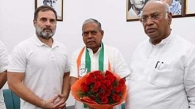 <div class="paragraphs"><p>Jharkhand Pradesh Congress Committee (JPCC) President Keshav Mahto Kamlesh (centre) with Rahul Gandhi and Mallikarjun Kharge.&nbsp;</p></div>