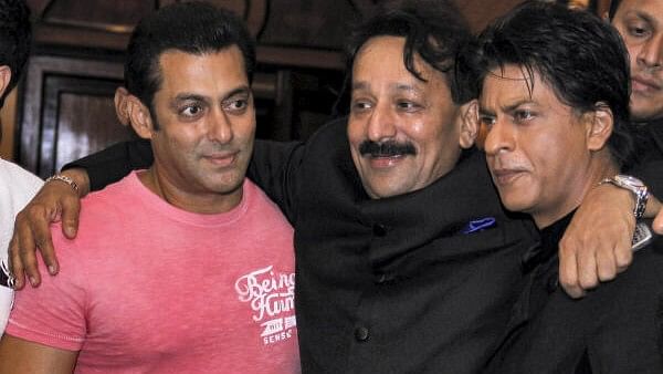 <div class="paragraphs"><p>In this Sunday, July 21, 2013 file photo, then Congress leader Baba Siddique with actors Salman Khan and Shah Rukh Khan during an Iftar party, in Mumbai. </p></div>