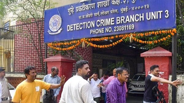 <div class="paragraphs"><p>Security personnel try to clear the road as Baba Siddique murder accused, Gurmail Singh and Dharamraj Kashyap, being taken to Esplanade Court, in Mumbai, Sunday, Oct. 13, 2024.</p></div>