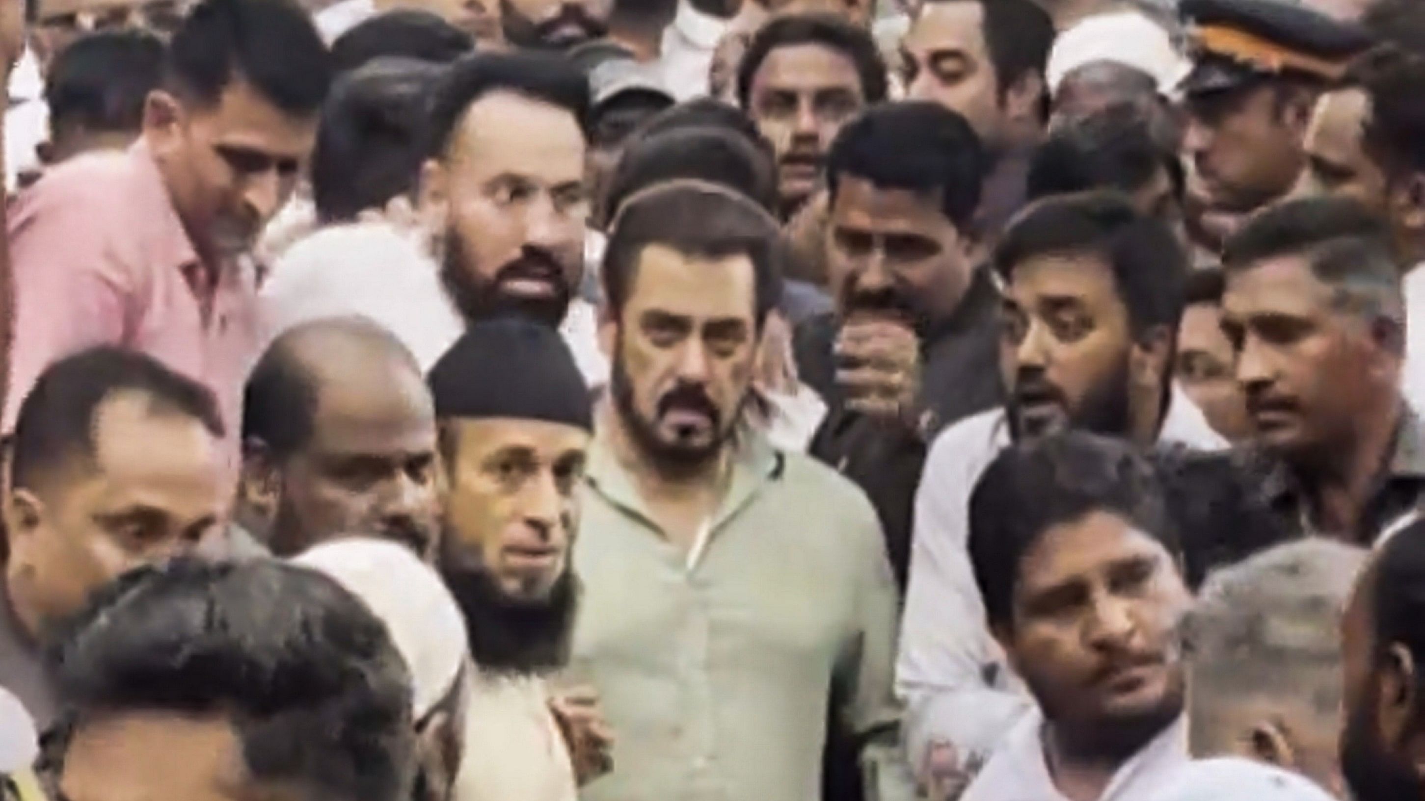 <div class="paragraphs"><p>Actor Salman Khan leaves the residence of former Maharashtra minister Baba Siddique who was shot dead on Saturday night by three assailants, in Mumbai, Sunday, Oct 13, 2024. </p></div>