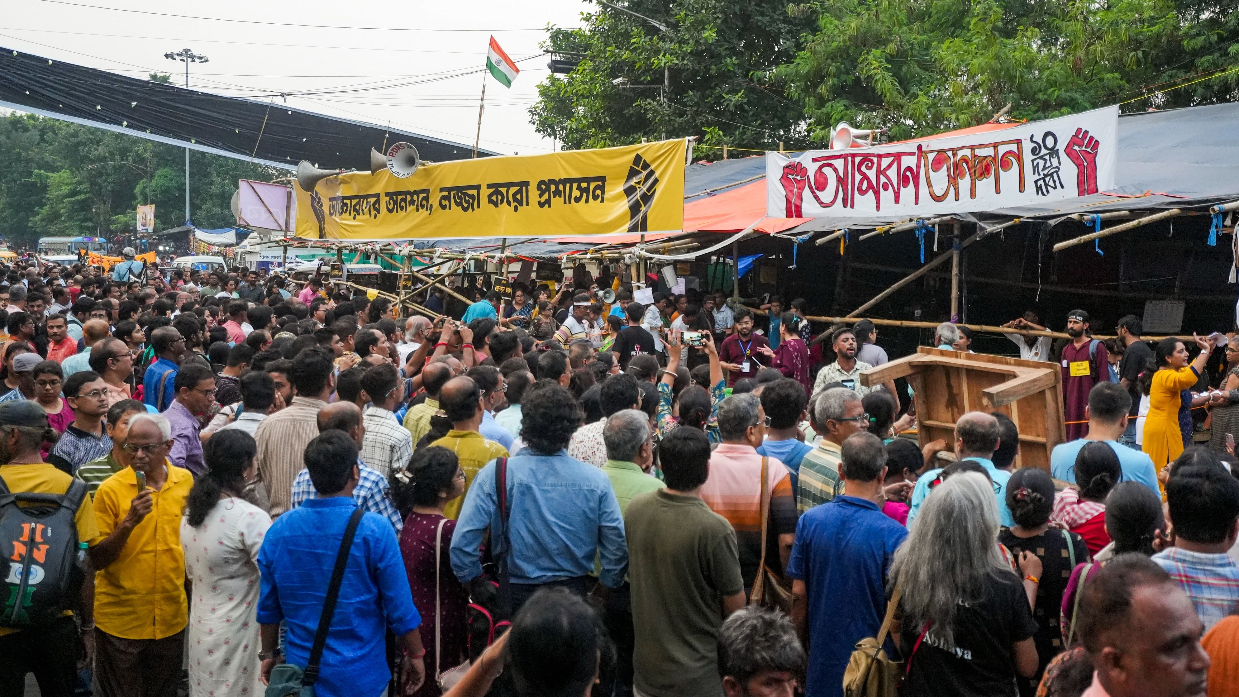 <div class="paragraphs"><p>Gathering near the hunger strike munch of junior doctors, who are protesting over the alleged rape and murder of a trainee doctor, interacts with the media, in Kolkata, Saturday, Oct. 12, 2024. </p></div>