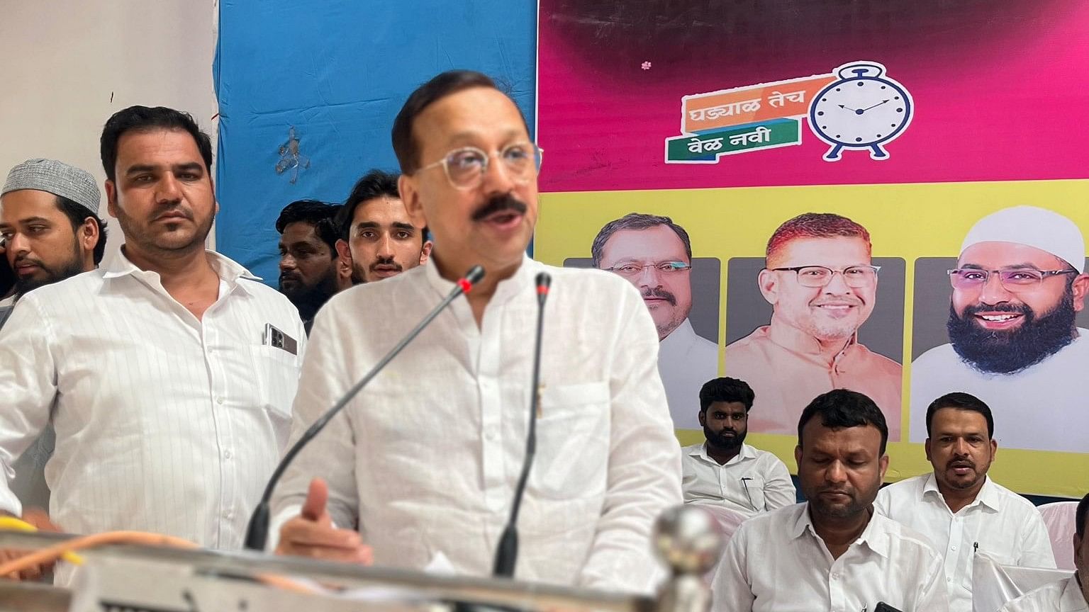 <div class="paragraphs"><p>Late NCP leader Baba Siddque (C) at a public rally.</p></div>