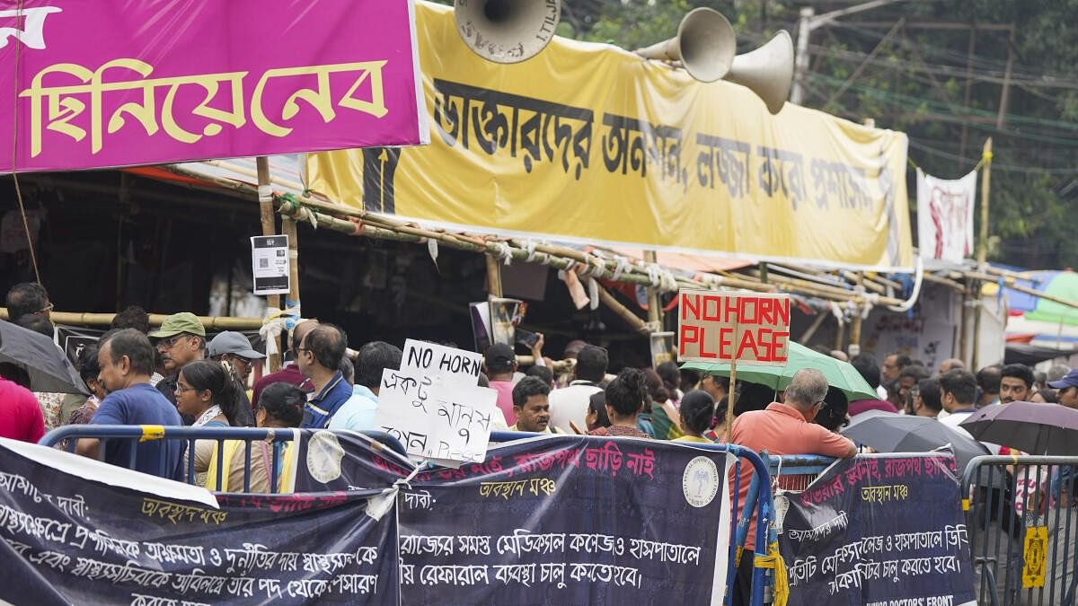 <div class="paragraphs"><p>People gather at the site of the hunger strike by junior doctors in protest against the alleged sexual assault and murder of a trainee doctor, in Kolkata.</p></div>