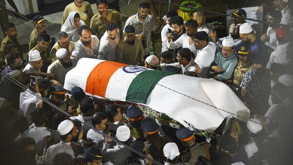 <div class="paragraphs"><p>The mortal remains of former Maharashtra minister Baba Siddique being brought to Bada Qabrastan for the last rites, in Mumbai, Sunday, Oct. 13, 2024. Baba Siddique was shot dead by three persons on Saturday night at the city’s Bandra area.</p></div>