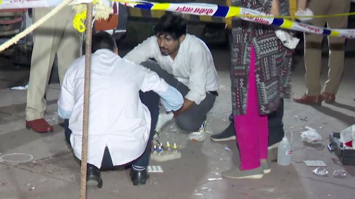 <div class="paragraphs"><p>Forensic team investigate the site where former Maharashtra minister Baba Siddique was shot dead in Mumbai.&nbsp;</p></div>