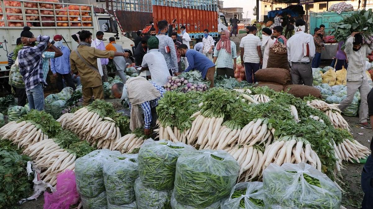 <div class="paragraphs"><p>People buy vegetables at t a wholesale market.</p></div>