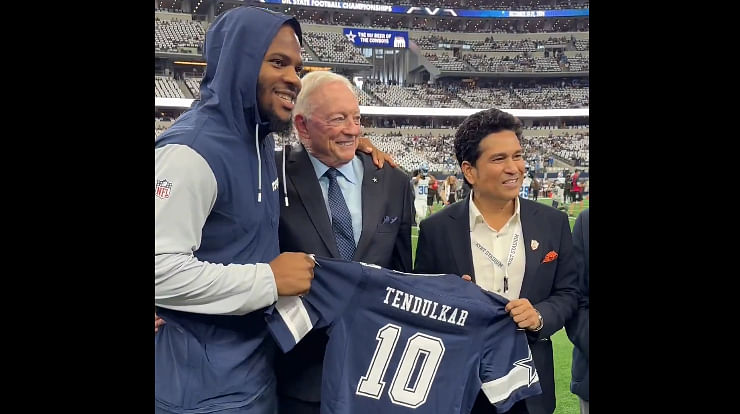 <div class="paragraphs"><p>Tendulkar being gifted a Dallas Cowboys jersey.</p></div>