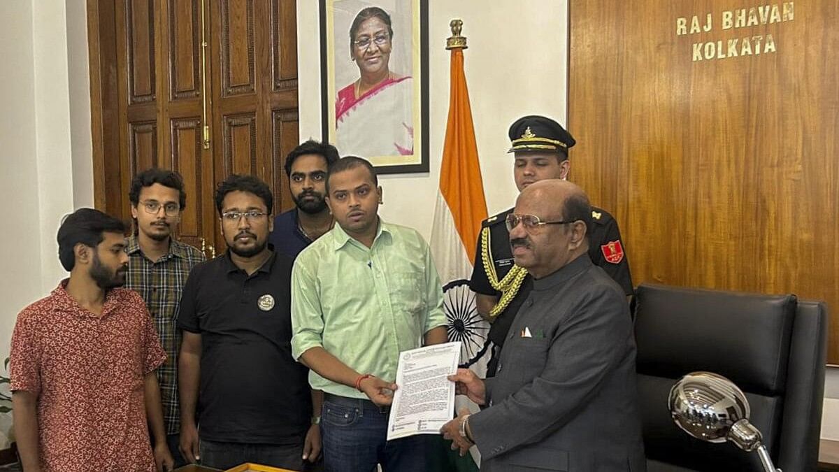 <div class="paragraphs"><p>Protesting doctors meet WB governor.</p></div>