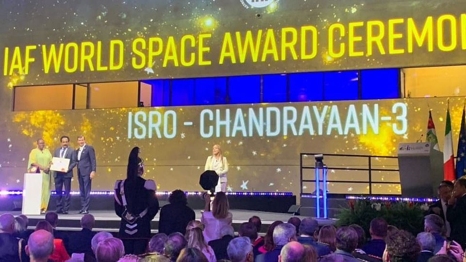 <div class="paragraphs"><p>ISRO Chairman S Somanath receiving the award during the opening ceremony of the 75th International Astronautical Congress in Milan.</p></div>