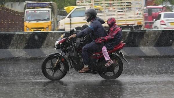 <div class="paragraphs"><p>People amid rain as the India Meteorological Department (IMD) has issued an red alert, predicting heavy rains, in Chennai, Tuesday.&nbsp;</p></div>