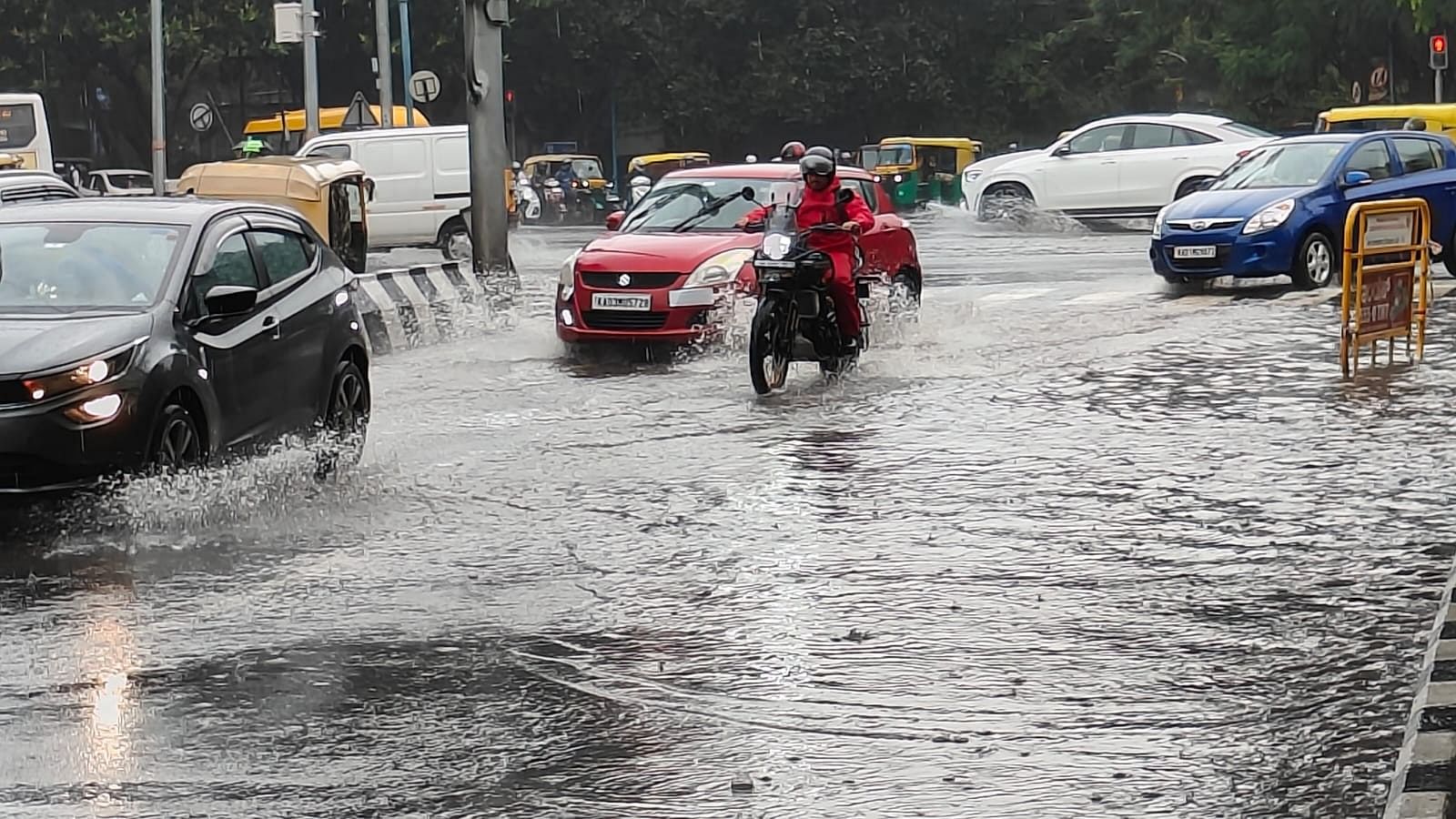 <div class="paragraphs"><p>Rain and waterlogging affected Bengaluru's peak-hour traffic.</p></div>