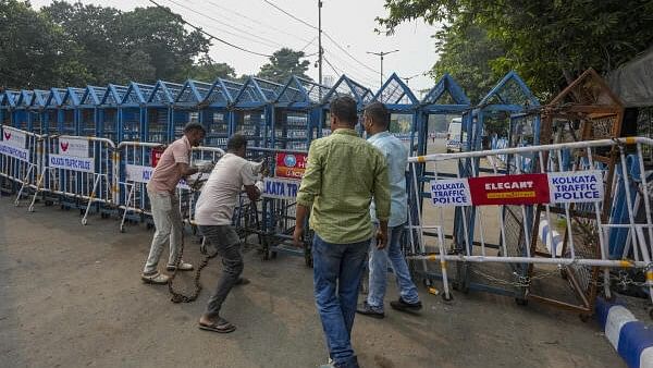 <div class="paragraphs"><p>Police personnel barricade a road near RR Avenue which connects Red Road in view of the Durga Puja carnival, in Kolkata</p></div>