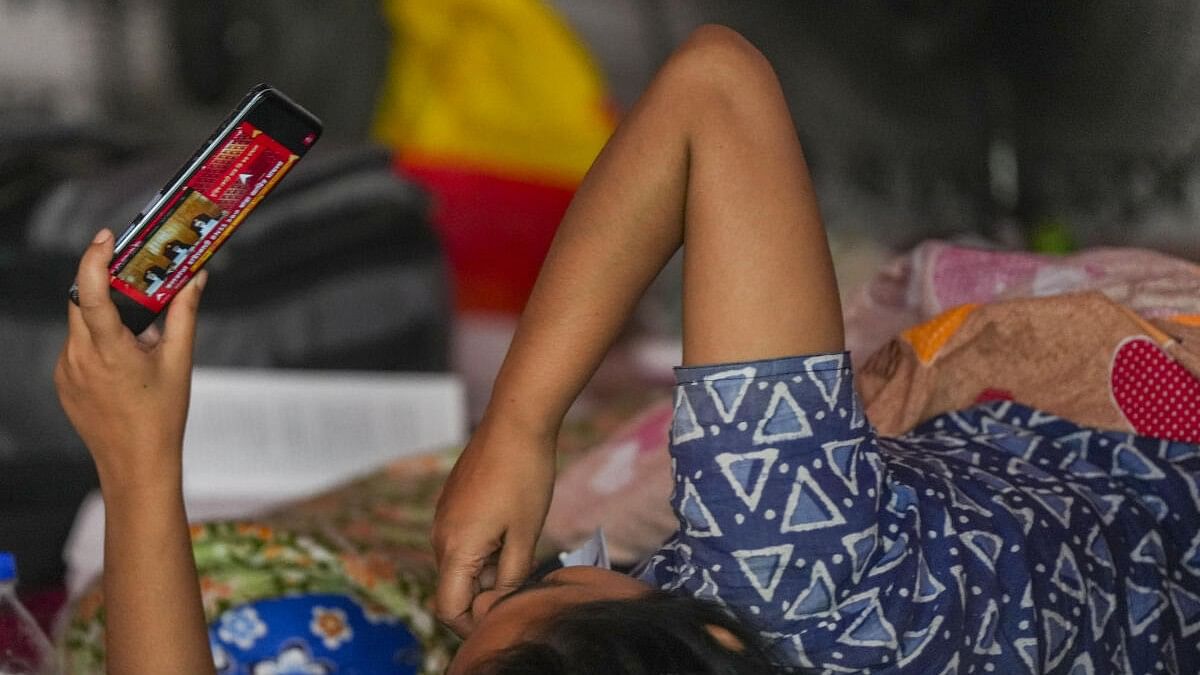 <div class="paragraphs"><p>A junior doctor who is on fast unto death lying on the bed watches the Supreme Court hearing on RG Kar rape and murder case in her own mobile, in Kolkata.</p></div>