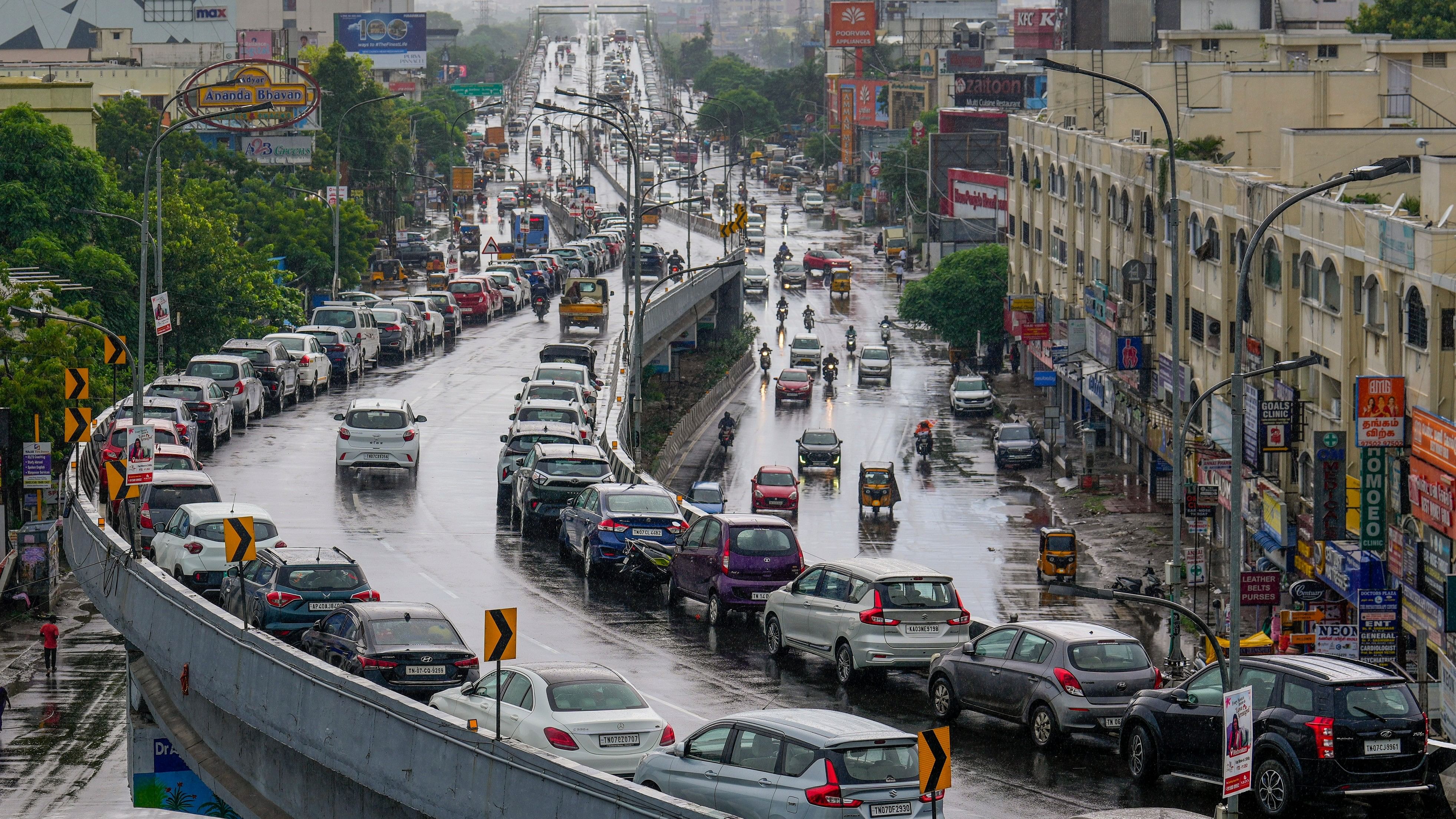 <div class="paragraphs"><p> Residents park their cars on Velachery flyover as the India Meteorological Department (IMD) has issued an red alert, predicting heavy rains, in Chennai</p></div>