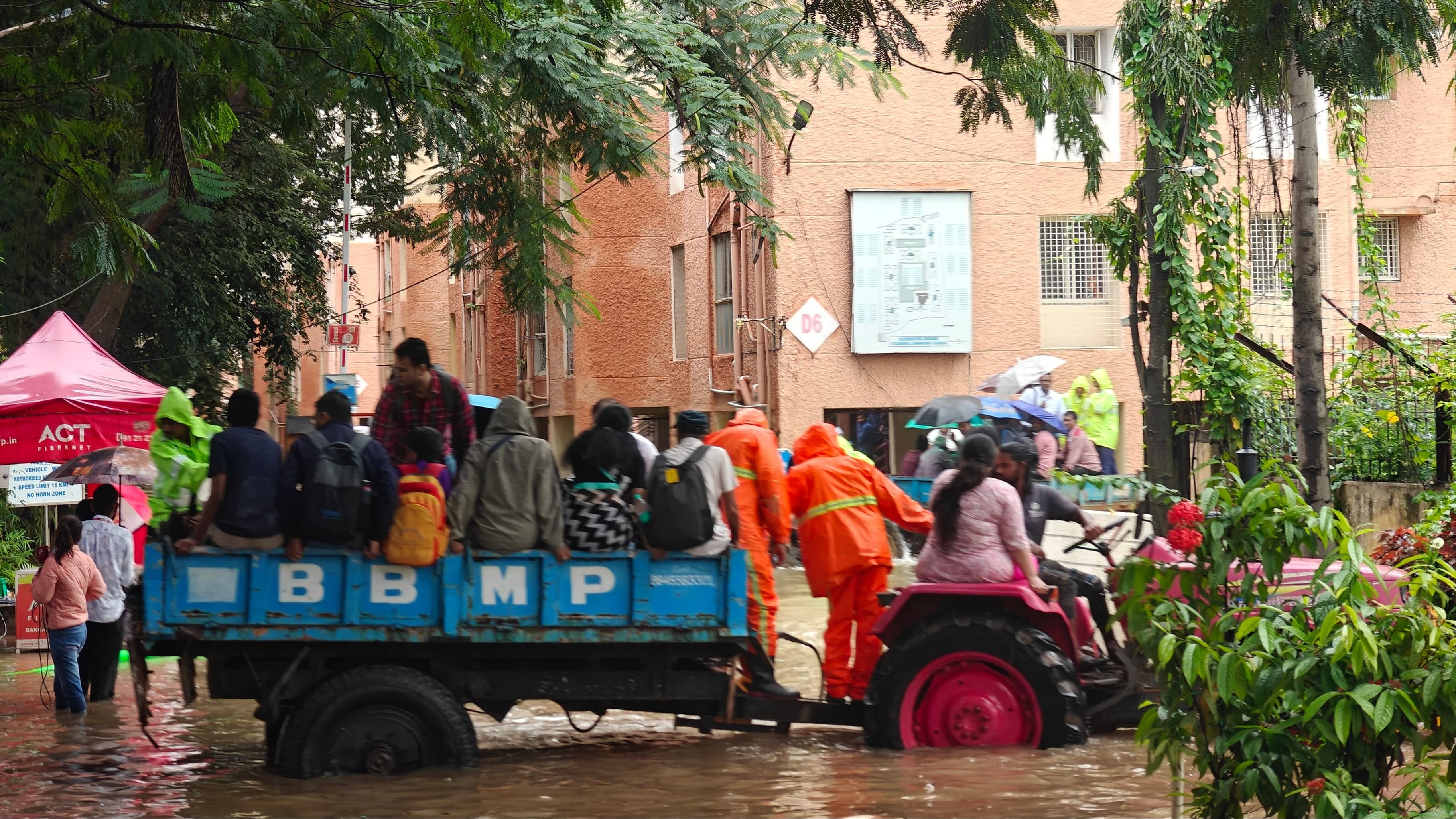 <div class="paragraphs"><p>Kendriya Vihar residents being ferried on tractors.</p></div>