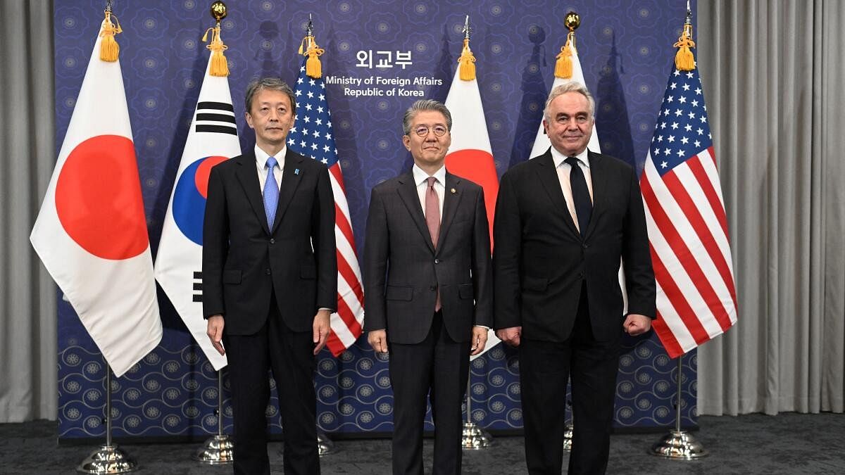 <div class="paragraphs"><p>South Korea's First Vice Foreign Minister Kim Hong-kyun, United States Deputy Secretary of State Kurt M. Campbell and Japan's Vice Foreign Minister Masataka Okano meet in Seoul.</p></div>