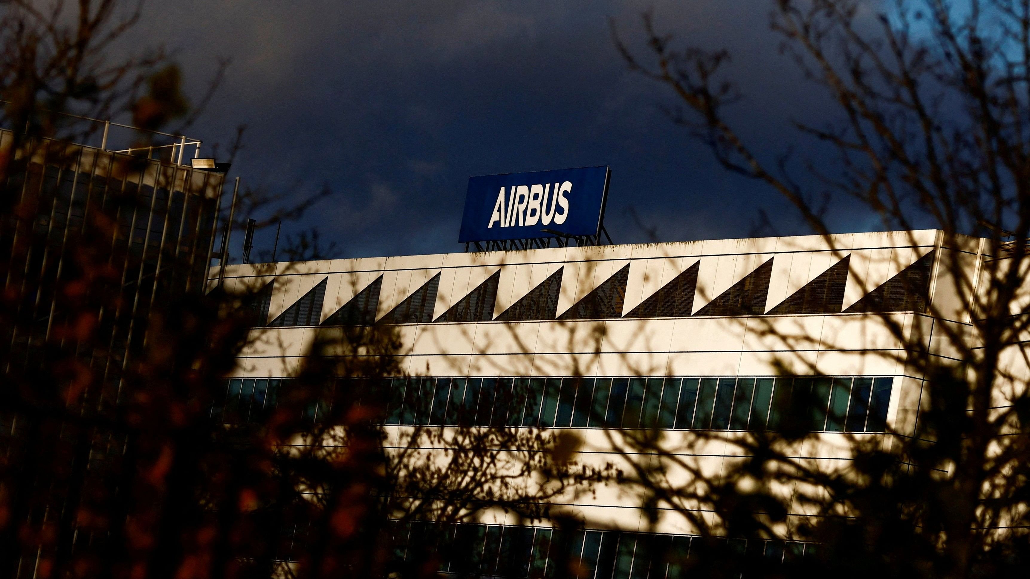 <div class="paragraphs"><p>The logo of Airbus.</p></div>