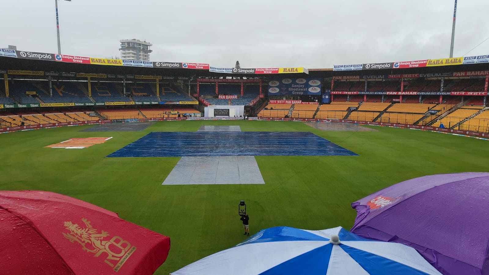 <div class="paragraphs"><p>Covers on at the&nbsp;Chinnaswamy Stadium in Bengaluru as heavy rains washed out Day 1 of the first Test match between India and New Zealand.</p></div>