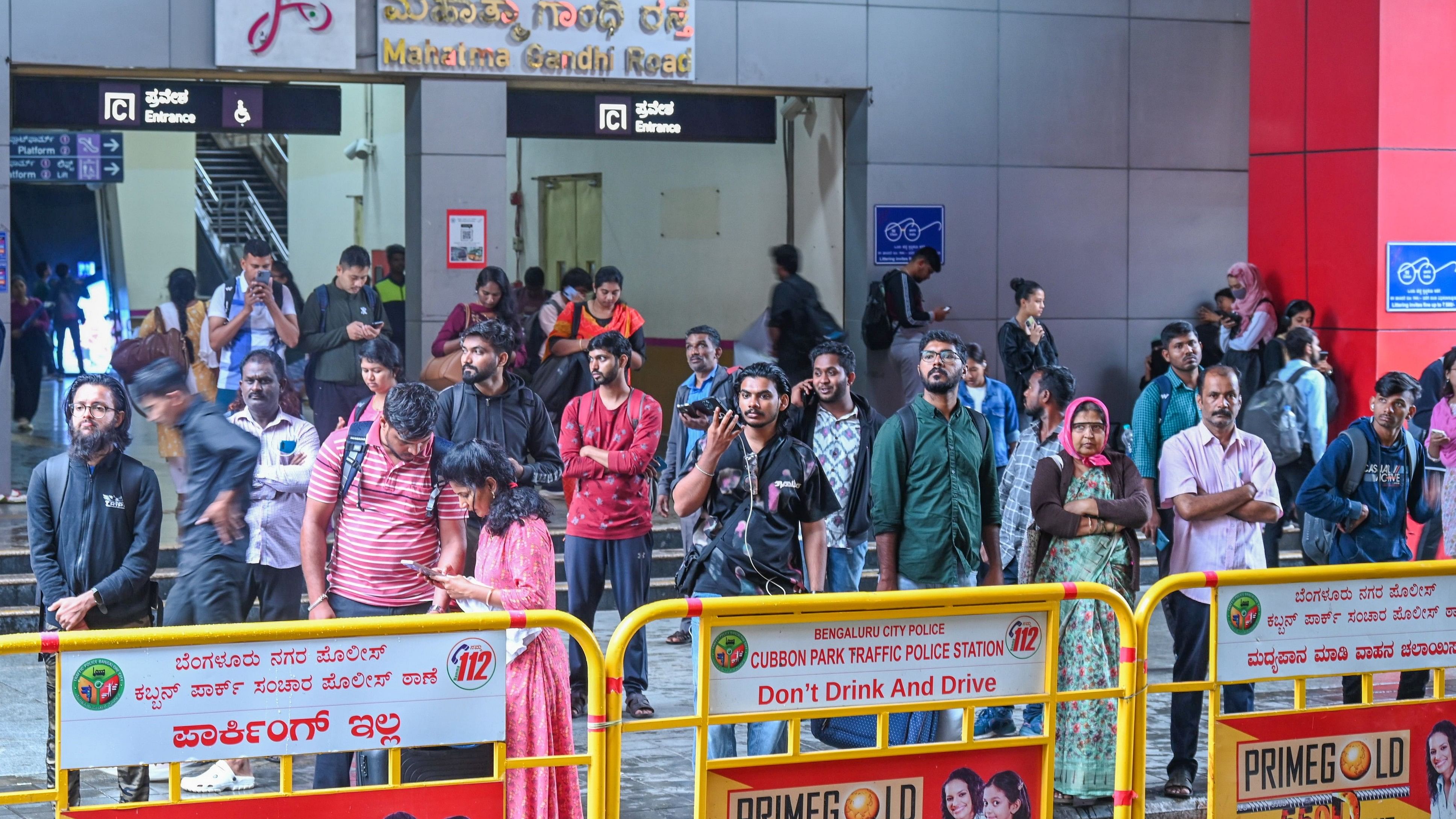 <div class="paragraphs"><p>Passengers wait for other modes of transport due to the disruption in metro services from MG Road to Baiyappanahalli on Wednesday morning. </p></div>