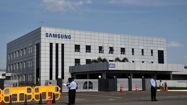 <div class="paragraphs"><p>File photo of security guards stand outside a Samsung facility during a strike by the factory workers demanding higher wages in Sriperumbudur.</p></div>