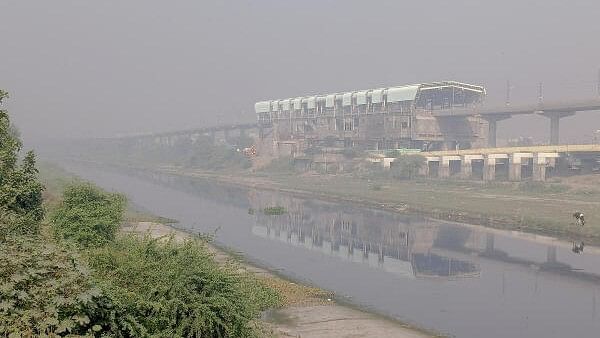 <div class="paragraphs"><p>Smog engulfs the Jharoda Majra Metro Station station near Burari, in New Delhi, Thursday, October 17, 2024. </p></div>