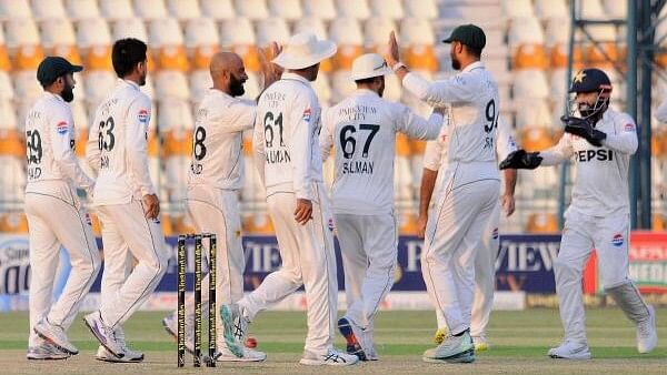 <div class="paragraphs"><p>Pakistan players celebrate the wicket of England's Ben Duckett.</p></div>