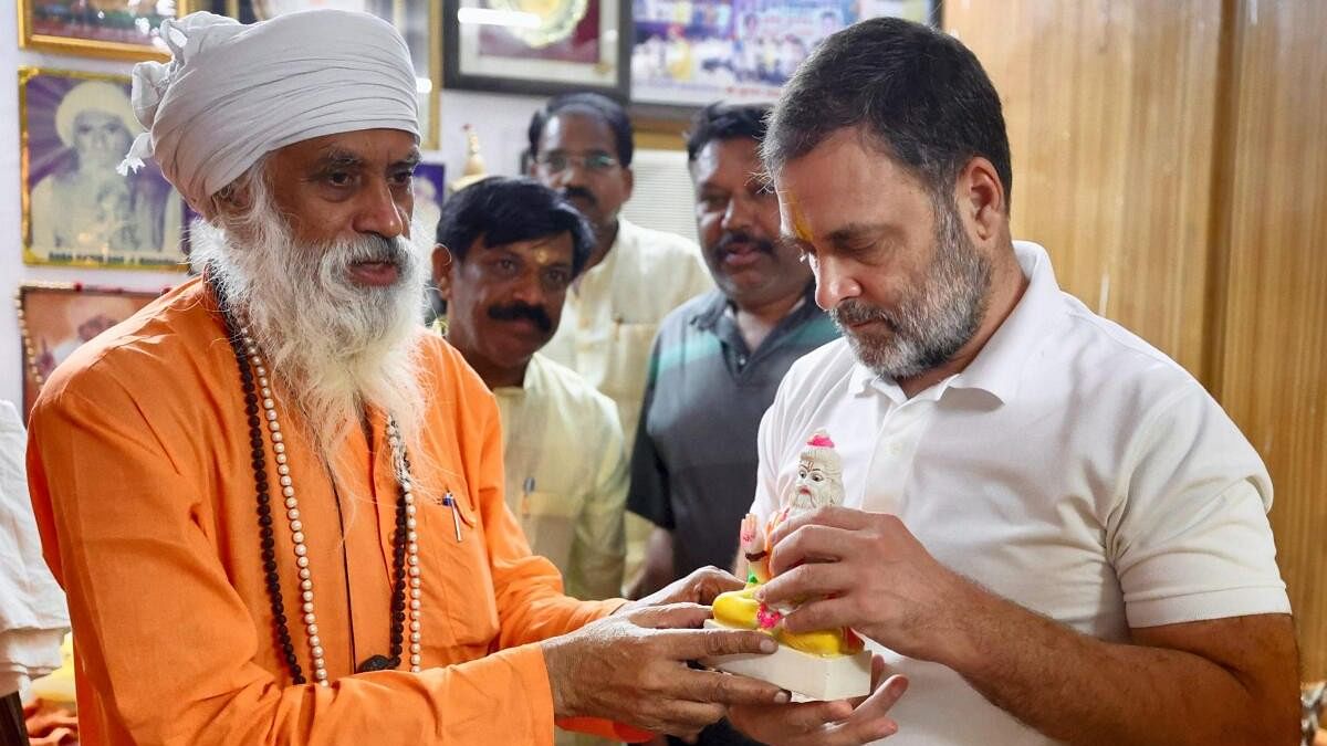 <div class="paragraphs"><p>Congress leader Rahul Gandhi offers prayer at Lord Valmiki temple, in New Delhi.</p></div>