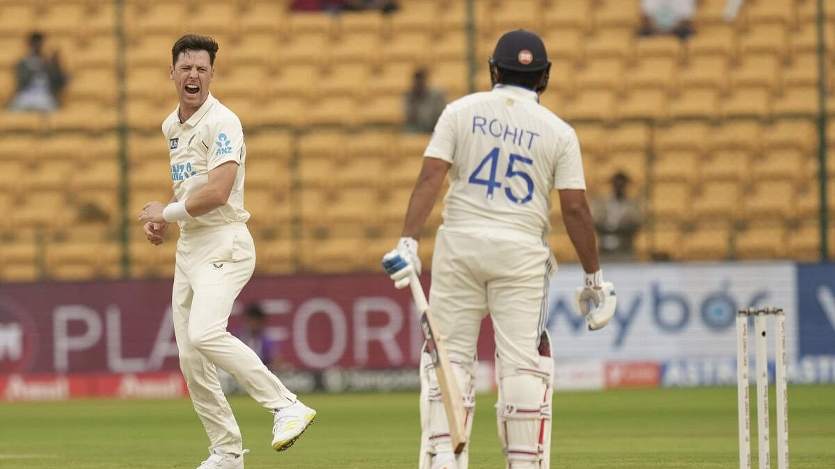 <div class="paragraphs"><p>Rohit Sharma and New Zealand's Matt Henry during the second day of the first Test cricket match between India and New Zealand, at M Chinnaswamy Stadium, in Bengaluru, Thursday, October 17, 2024.</p></div>