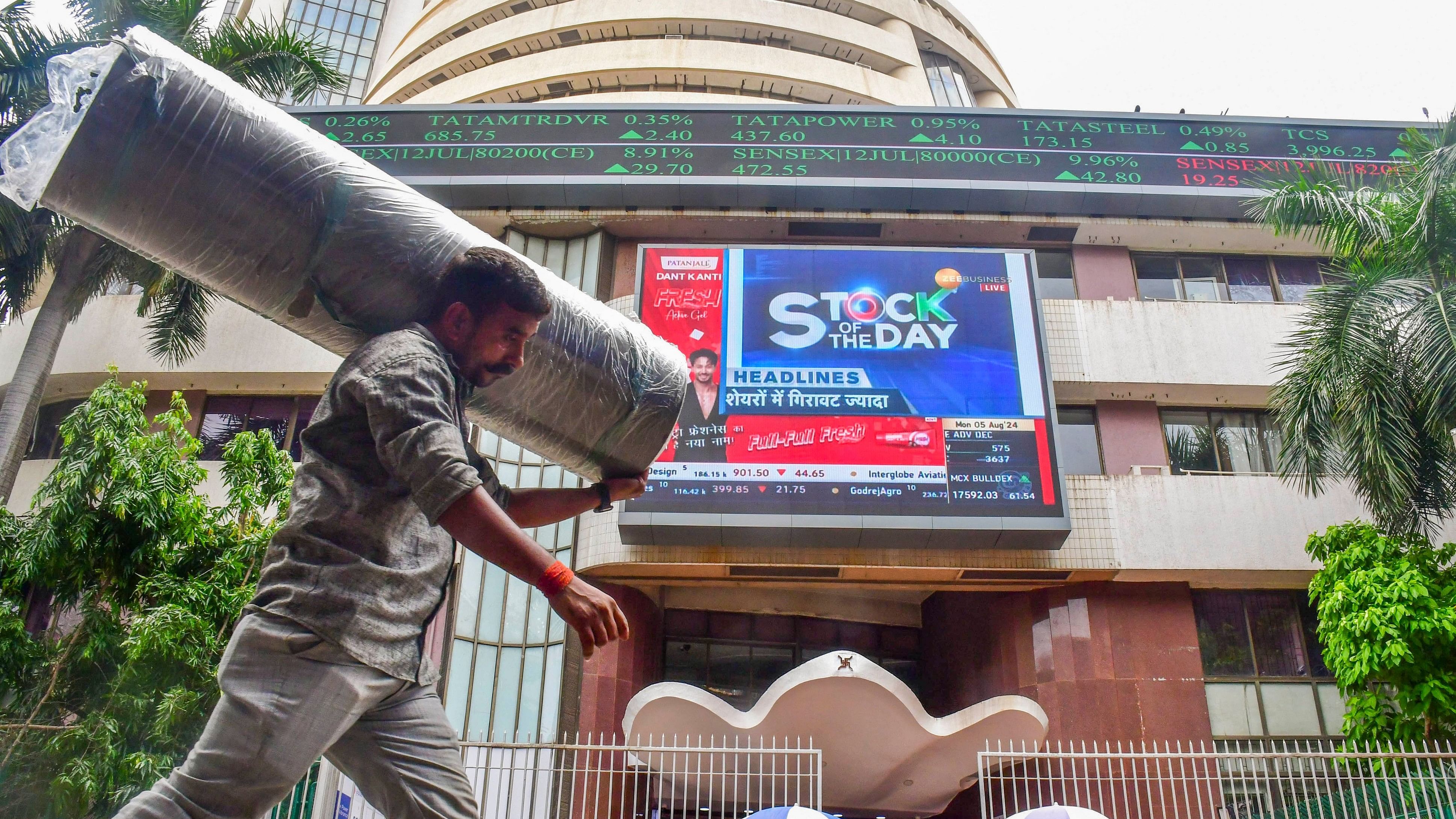 <div class="paragraphs"><p>Both Sensex and Nifty fell for the third day in a row.&nbsp;</p></div>