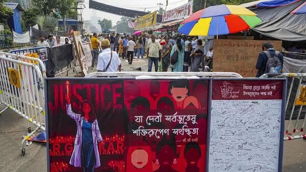 <div class="paragraphs"><p> View of the 'dharna manch' where junior doctors are staging hunger strike over the alleged rape and murder of a trainee doctor, in Kolkata. (Representative image)</p></div>