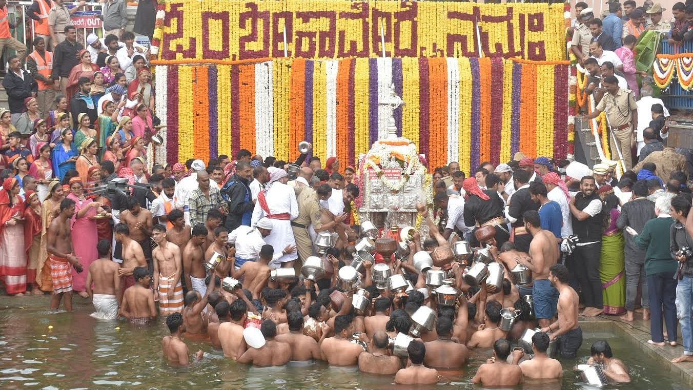 <div class="paragraphs"><p>Devotees throng the Brahmakundike at Talacauvery to collect the holy water during teerthodbhava on the occasion of Tula Sankramana on Thursday.</p></div>