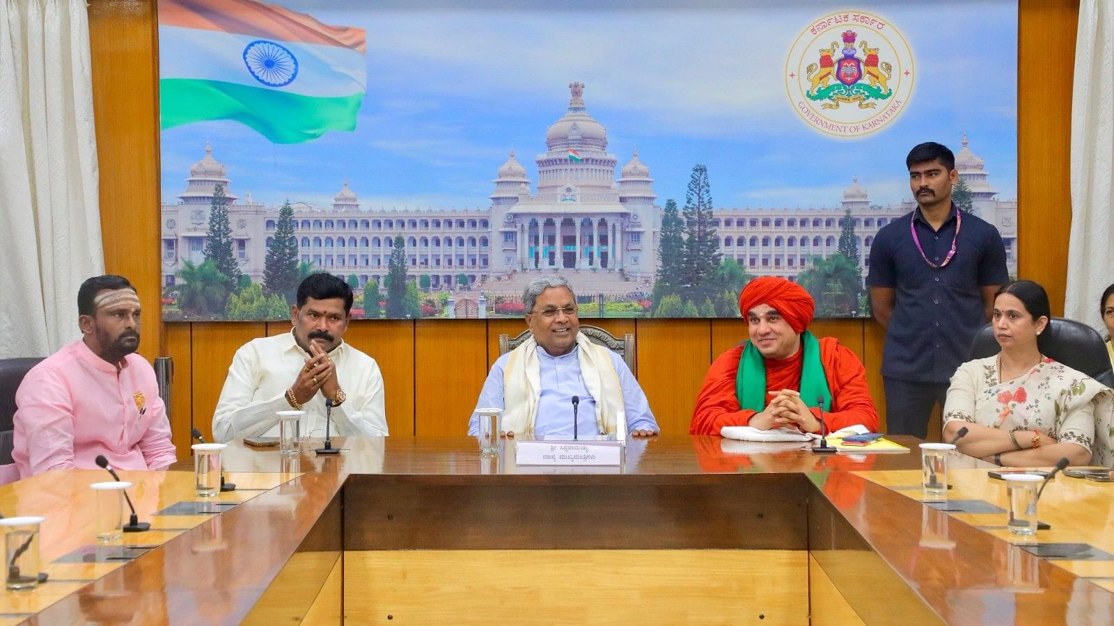 <div class="paragraphs"><p>Siddaramaiah met a Panchamasali community delegation led by pontiff Jaya Mrutyunjaya Swami.</p></div>