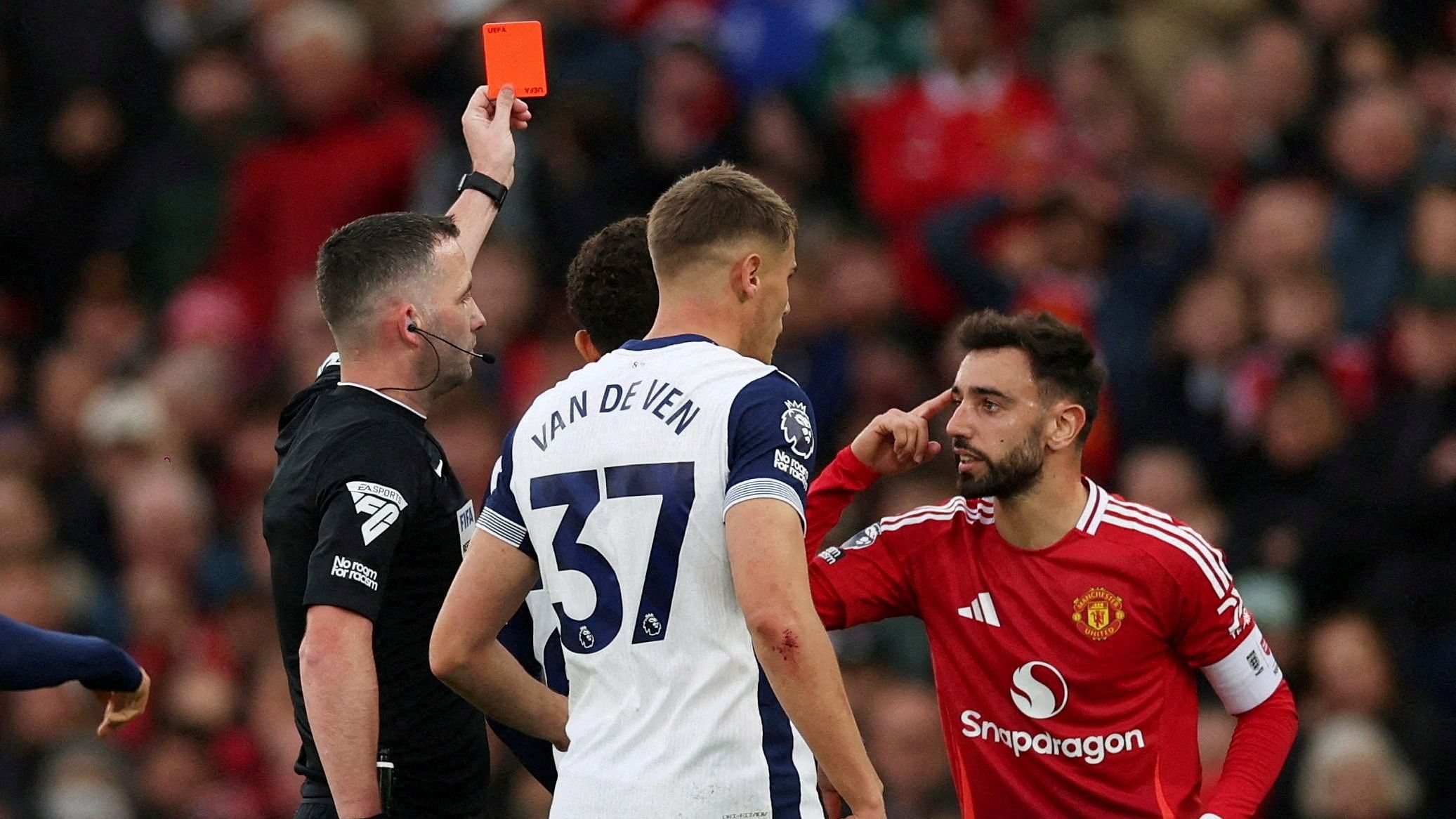 <div class="paragraphs"><p>Manchester United's Bruno Fernandes is shown a red card by referee Chris Kavanagh.</p></div>