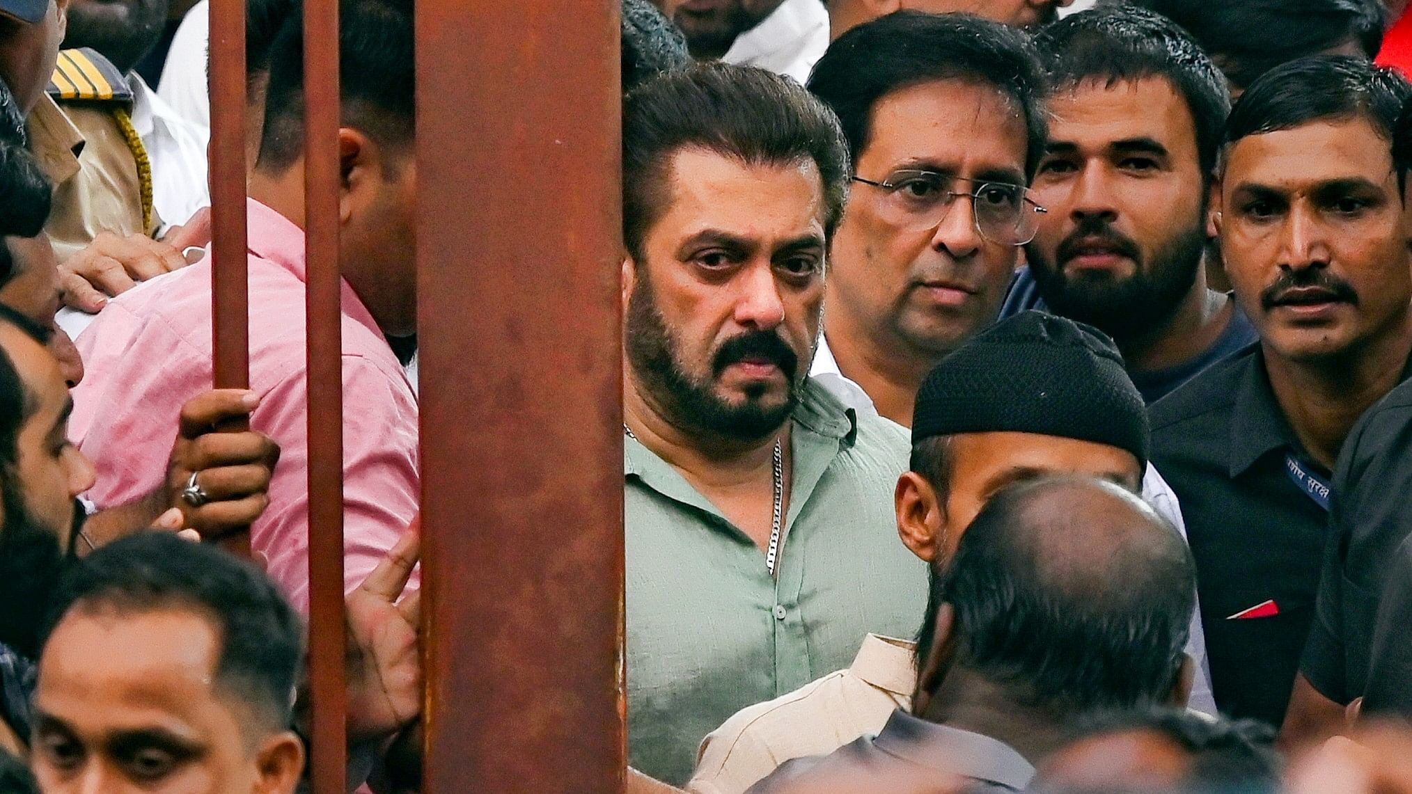 <div class="paragraphs"><p>Salman Khan at Baba Siddique's residence</p></div>