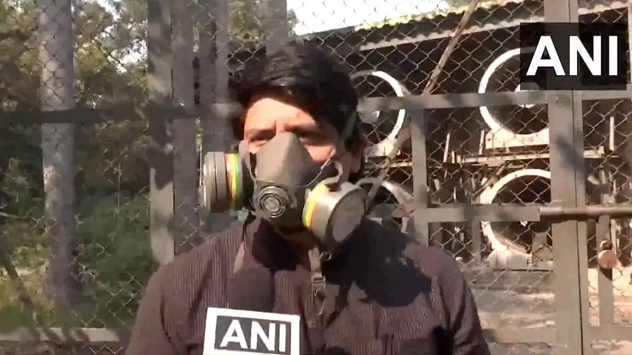 <div class="paragraphs"><p>BJP leader Shehzad Poonawalla wearing a gas mask.</p></div>