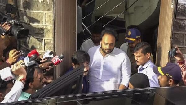 <div class="paragraphs"><p>MLA Zeeshan Siddique, son of late NCP leader Baba Siddique, reaches the Police Commissioner's office in Mumbai.</p></div>