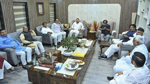 <div class="paragraphs"><p>Jharkhand Chief Minister Hemant Soren with Congress in-charge of Jharkhand Ghulam Ahmad Mir, RJD leader Tejashwi Yadav and other leaders during a meeting ahead of Jharkhand Assembly polls, in Ranchi , Jharkhand, Saturday, Oct. 19, 2024. </p></div>