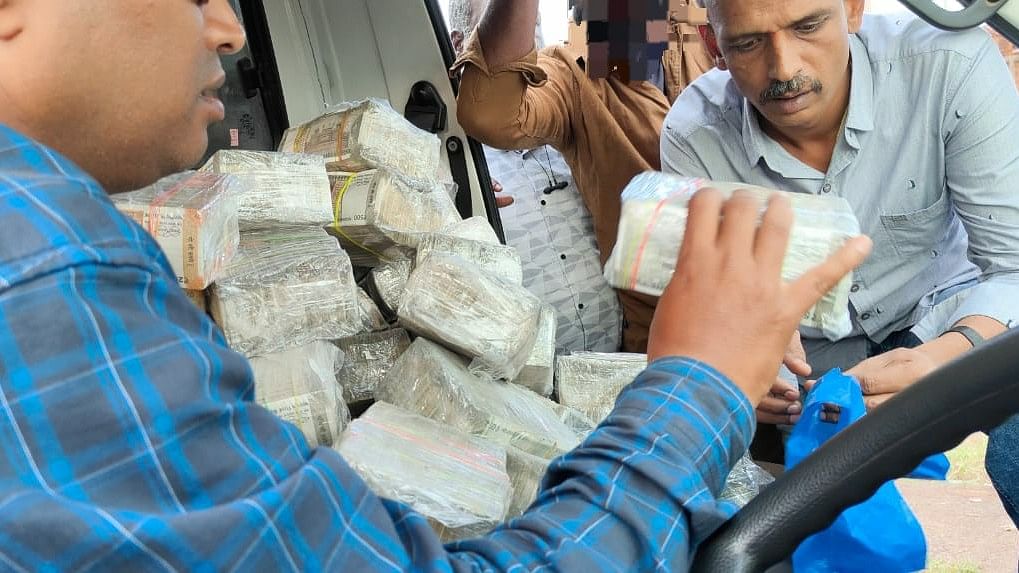 <div class="paragraphs"><p>CCB police recovering the cash found in the modified cabin of the goods vehicle in Belagavi on Friday. </p></div>