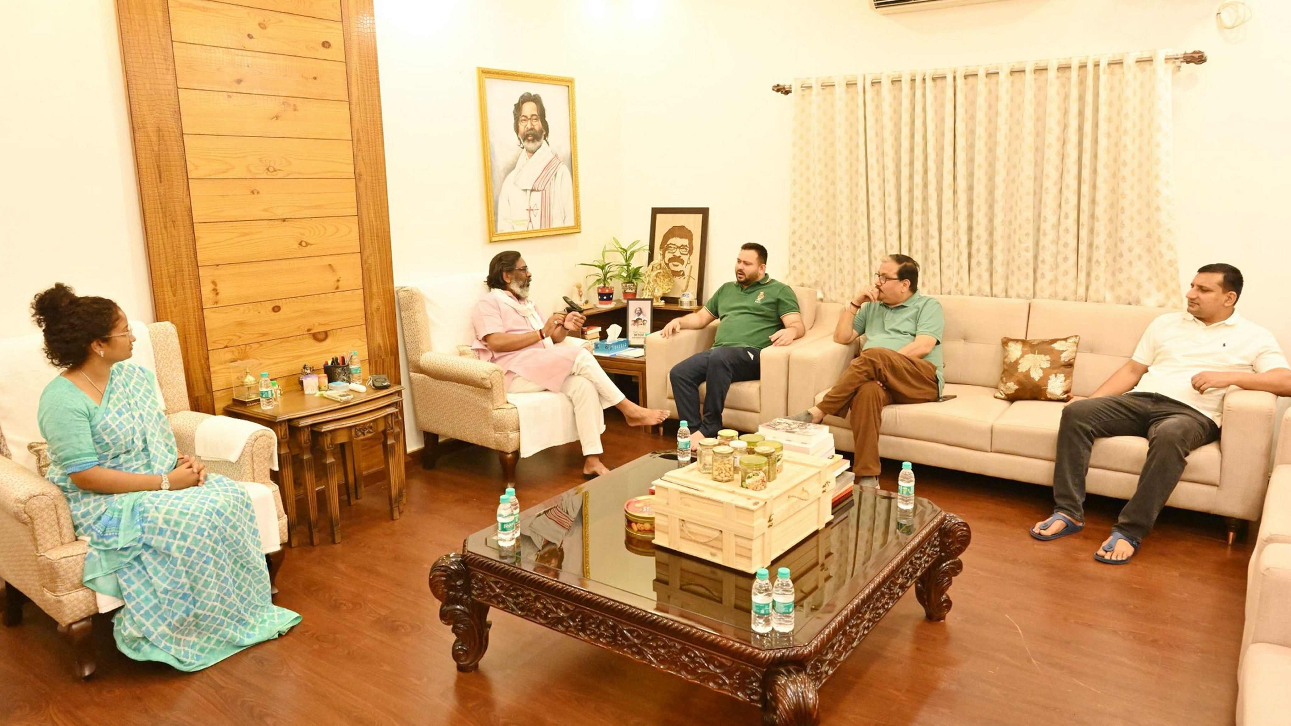 <div class="paragraphs"><p>Jharkhand Chief Minister Hemant Soren with his wife and JMM leader Kalpana Soren, RJD leaders Tejashwi Yadav and Manoj Kumar Jha during a meeting ahead of the Jharkhand Assembly elections, in Ranchi. </p></div>