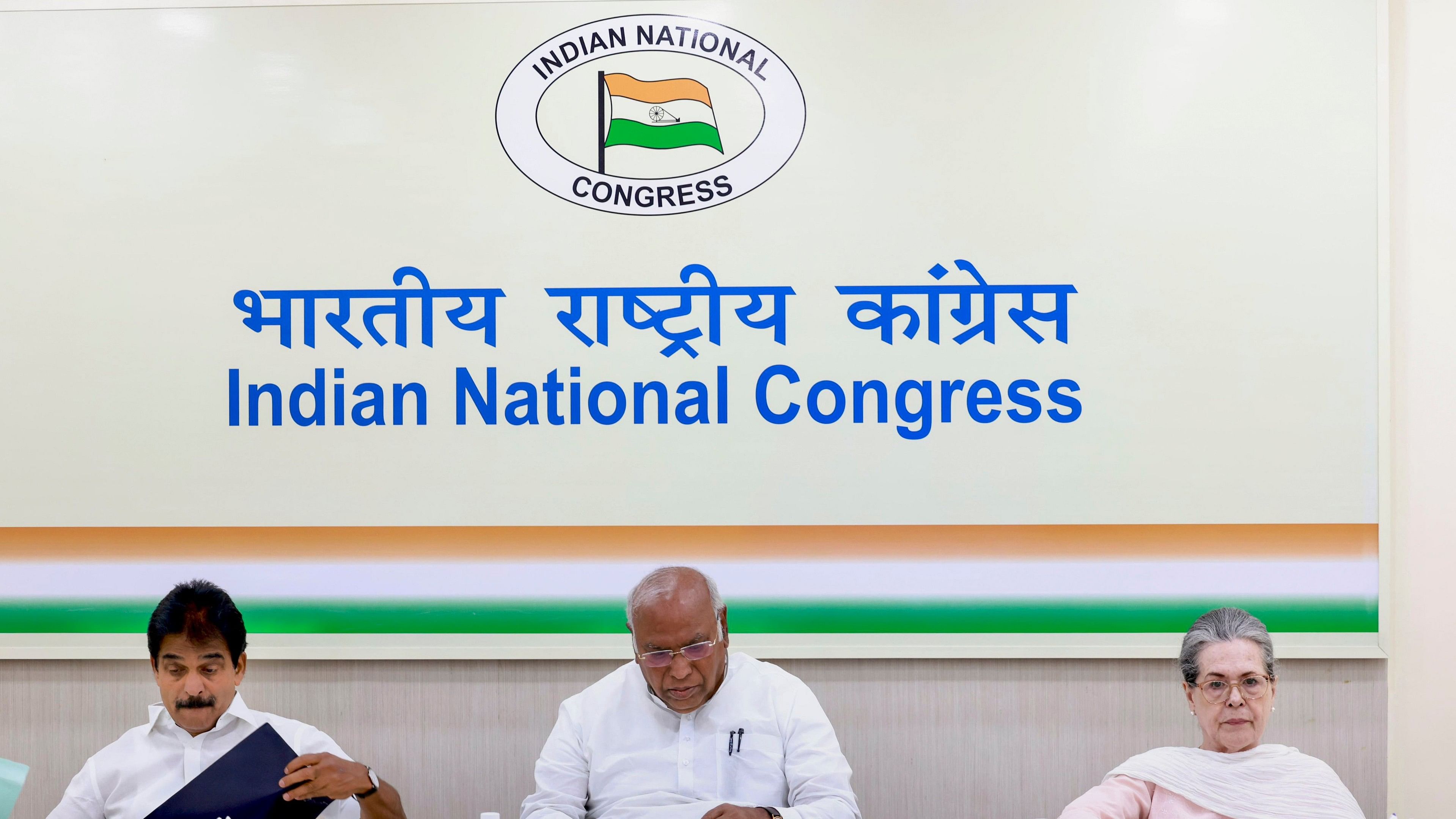 <div class="paragraphs"><p>Congress President Mallikarjun Kharge with party leaders Sonia Gandhi and KC Venugopal during a Central Election Committee (CEC) meeting.</p></div>