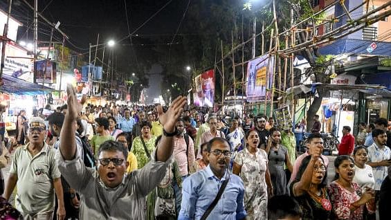 <div class="paragraphs"><p>People take part in a protest march over the alleged sexual assault and murder of a trainee doctor, in Kolkata, Saturday.&nbsp;</p></div>